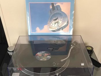 Reloop RP-1000 MkII plak çalar.